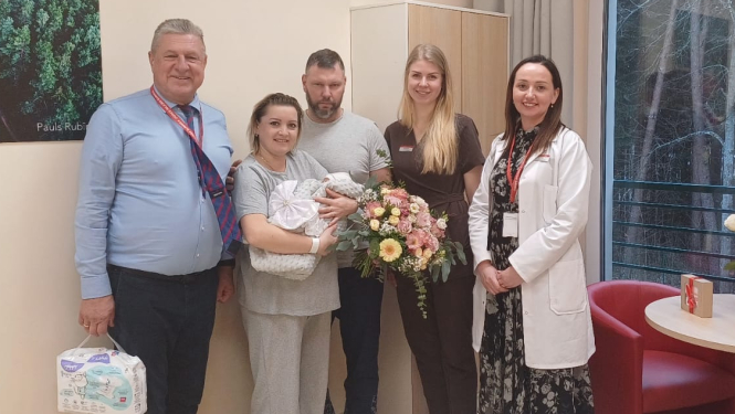 Ogres rajona slimnīcas vadība un personāls sveic 2025. gada 500. mazuli, kas piedzimis tieši Ogrē