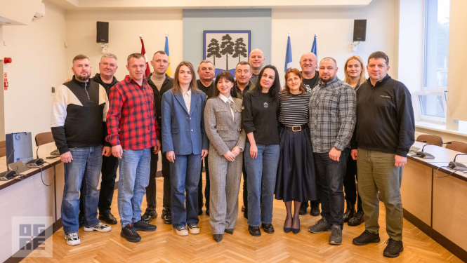 Viesu un pašvaldības pārstāvju kopbilde pašvaldības domes sēžu zālē