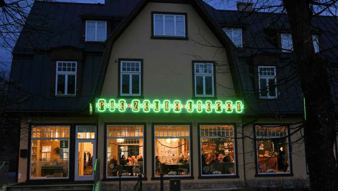 Pie Zelta Liepas - kafejnīca mijkrēslī, degot neona uzrakstam