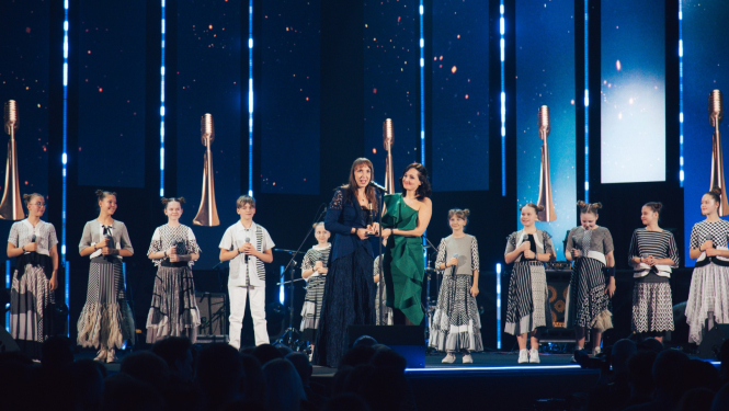 Tīnūžu tautas nama bērnu vokālais ansamblis "TĪ Mažors" iegūst balvu "Zelta Mikrofons" par labāko bērnu albumu ar nosaukumu "Man ir ģimene" 