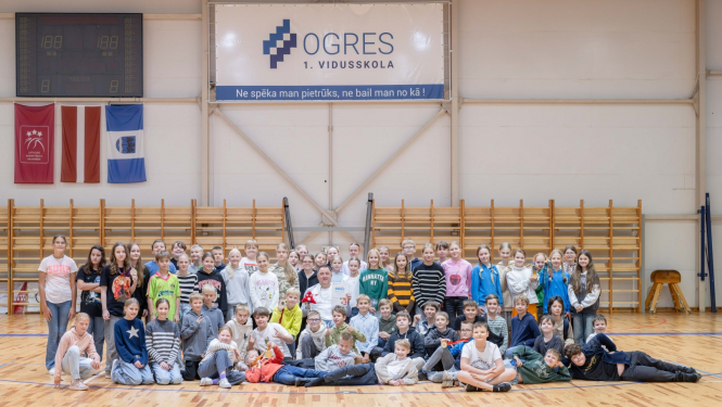 Paralimpietis Aigars Apinis viesojas Ogres Valsts ģimnāzijā 