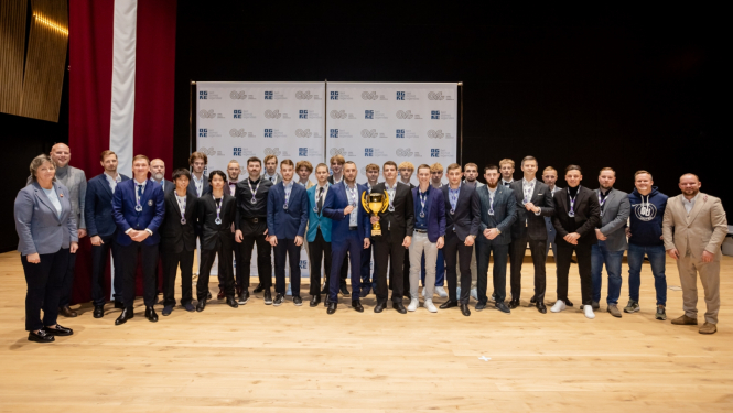 Pasākuma dalībnieku kopbilde ar kausu