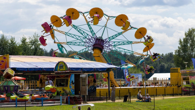 Izklaides parka AB parks Lēdmanē foto ar karuseli