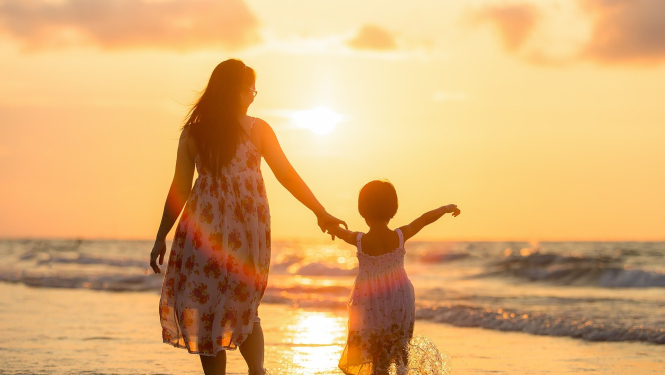 Māte ar bērnu pie jūras