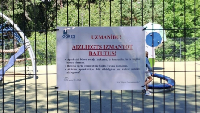Paziņojums par aizliegumu izmantot batutus rotaļlaukumā J. Čakstes ielā Ogrē