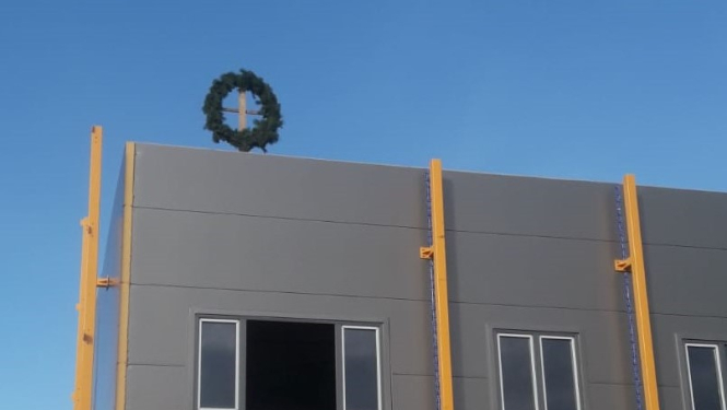 Pārogrē elektronisko sistēmu ražošanas ēkai spāru svētki