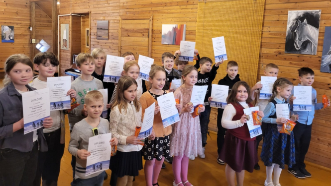 Bērni ar diplomiem anekdošu konkursā