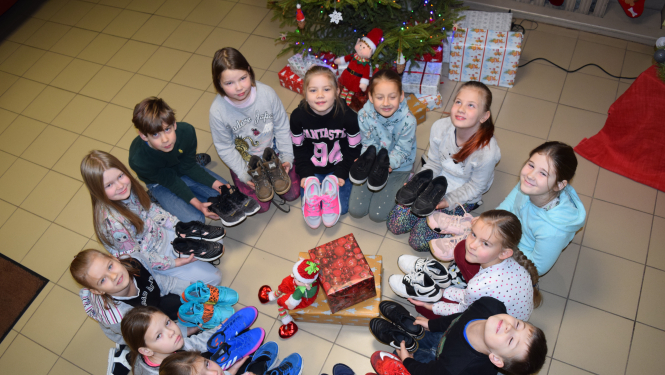 Ķeipenes pamatskola pateicas par saziedotajiem sporta apaviem