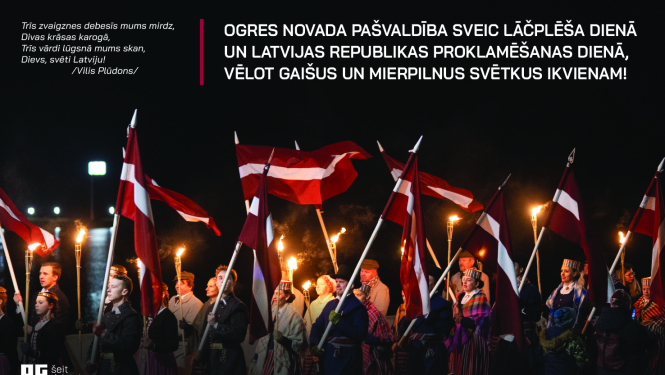 Ogres novada pašvaldības apsveikums Valsts svētkos. Attēlā cilvēki ar lāpām un valsts karogiem