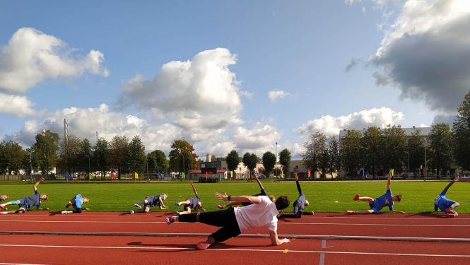 Jaunie futbolisti turpina pilnveidot sevi