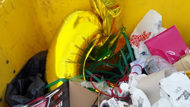 atkritumu konteineris pilns ar dažāda veida atritumiem