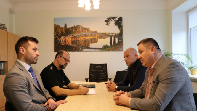 Helmanis uzdod Grīnbergam un Helmanim novērst mēslošanu pie atkritumu konteineriem