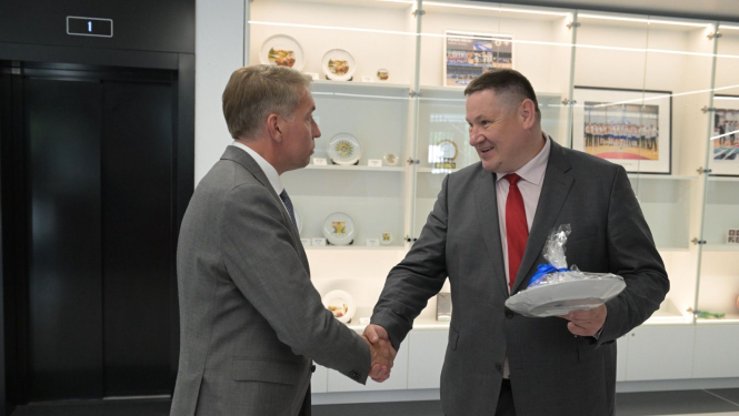 Egils Helmanis un Uldis Augulis Ogres Valsts ģimnāzijā, pasniedz Ogres šķīvi 31.05.2024.