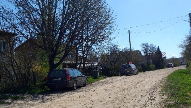 Automašīnas ielas malā