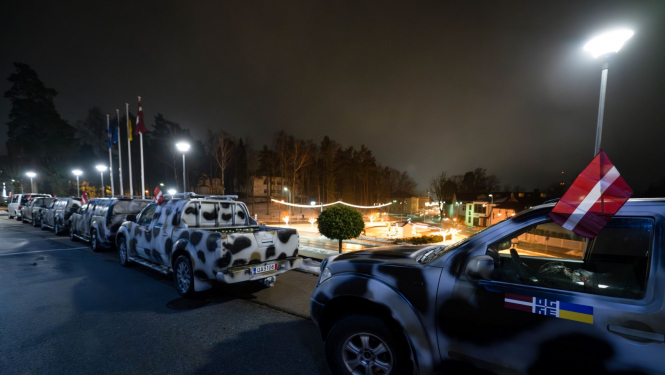 Ukrainai ziedoto automašīnu rinda pie Ogres novada pašvaldības ēkas