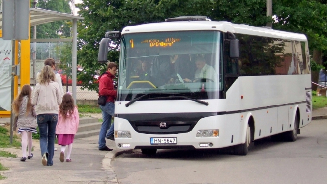 Balts autobuss autobusu pieturā