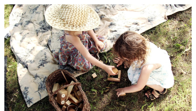 Durvis ver Ogres Baltā skola