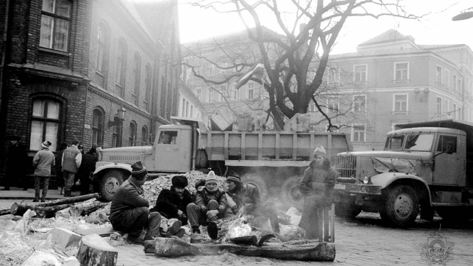 Attēls no 1991. gada barikādēm