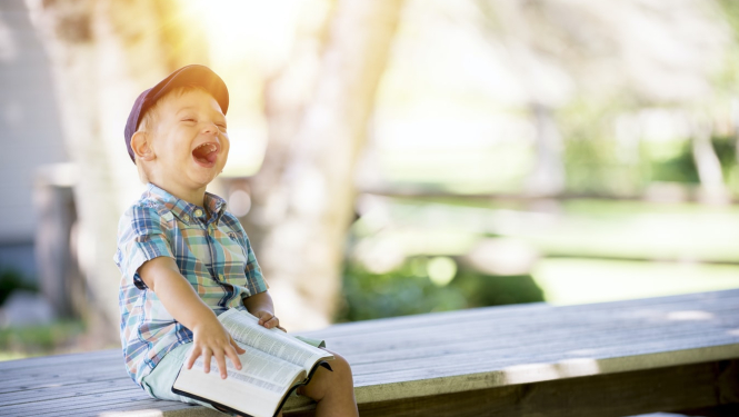 Bērns smejas