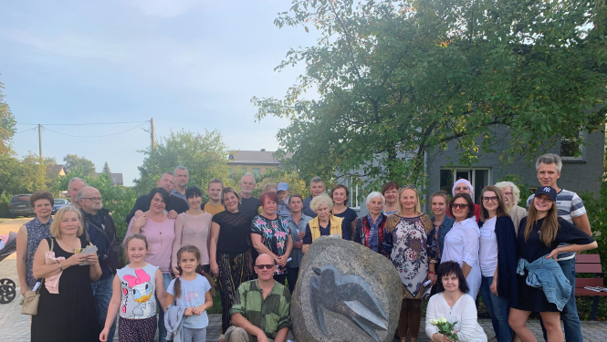 Bezdelīgu ielā uzstādīts vides objekts par godu ielas nosaukumam