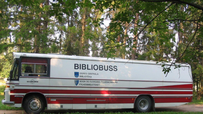 Izsolē pārdos kravas furgonu - bibliobusu
