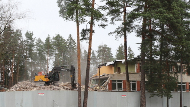 Demontē veco bibliotēkas ēku