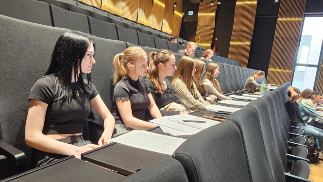 Jaunieši sēž pelēkos krēslos 06.2024.