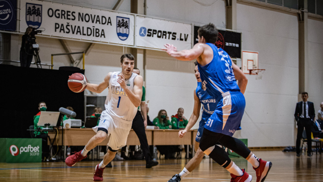 BK “Ogre” pārliecinoši uzvar Latvijas Universitātes basketbolistus
