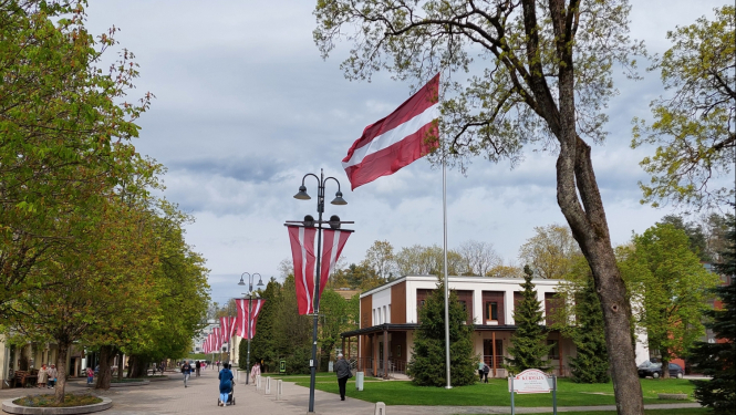 Brīvības iela Ogrē ar Latvijas karogiem 04.2024.