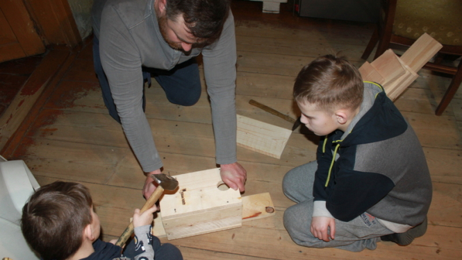 Novada ģimenes Lieldienās no dāvinātajām sagatavēm izgatavo putnu būrīšus