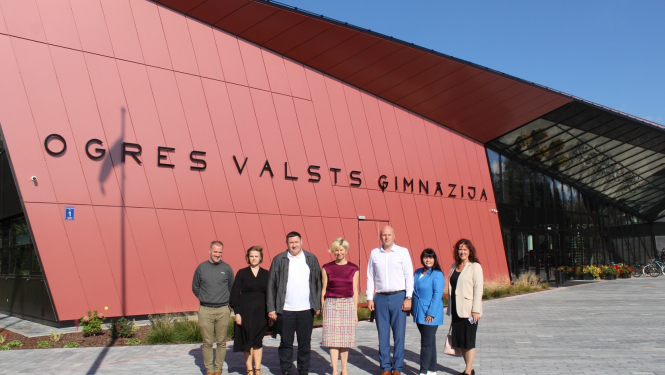 Andas Čakšas vizīte Ogrē foto pie Ogres Valsts ģimnažijas ēkas 22.09.2023.