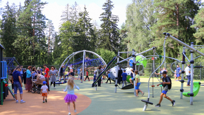 Rotaļlaukumā vienlaikus nedrīkst pulcēties daudz cilvēku