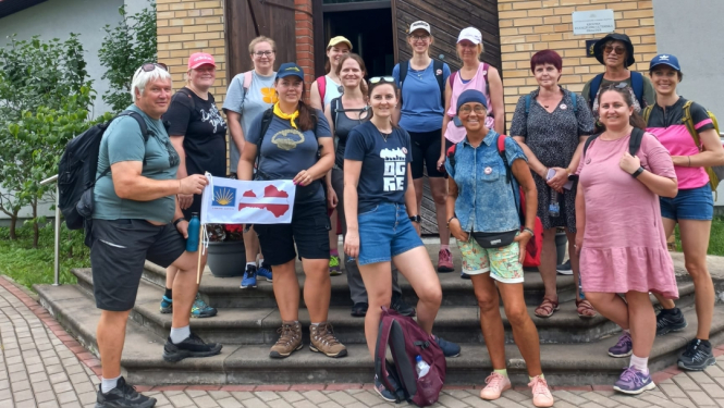 Camino pārgājiena dalībnieki pie Ķeguma luterāņu baznīcas