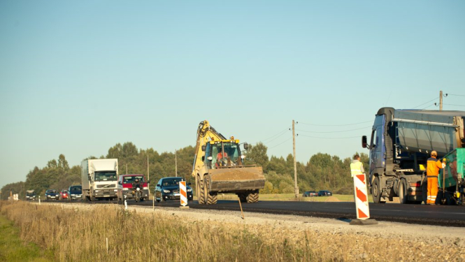 Uz Daugavpils šosejas vairāki remontdarbu posmi