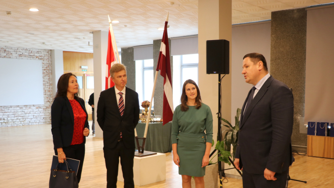 Ogres novada Kultūras centrā apskatāma izstāde “Zaļi kopā”