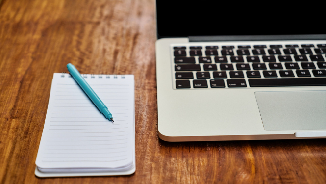 Dators un piezīmju bloks