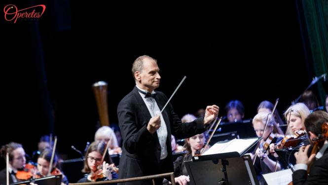 Diriģents Gregorijs Bukhalters diriģē koncertā Ogres novada Kultūras centrā