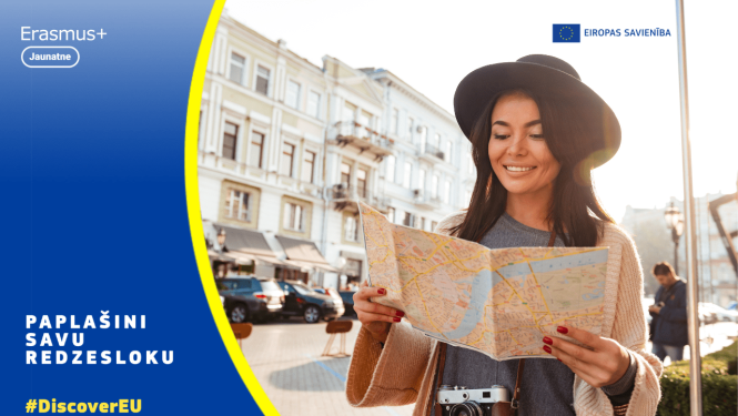 “DiscoverEU” bezmaksas ceļošanas kartes rezultāti, meitene ar cepuri skatās kartē. 01.2024