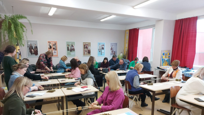 Skolotāji līdzdarbojas atklātajā dizaina un tehnoloģiju stundā Suntažu vidusskolā 