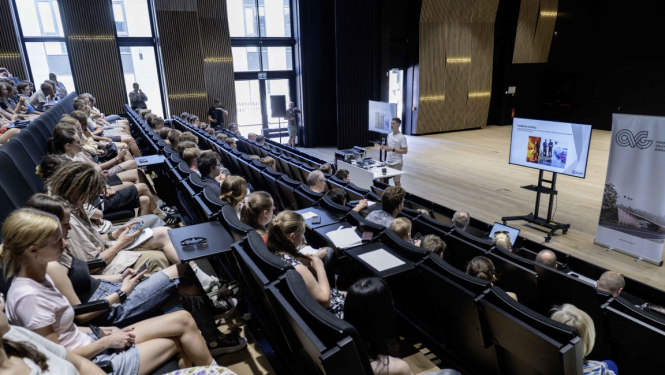 Jaunieši Ogres Valsts ģimnāzijas aulā skatās prezentāciju 28.05.2024.