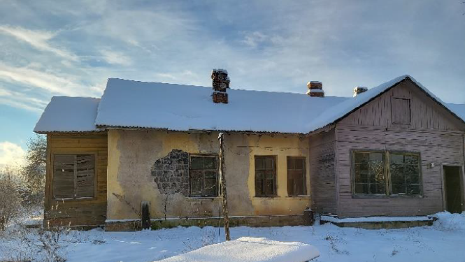 Dzelzceļa ēka 54.km Suntažu pagastā no ārpuses