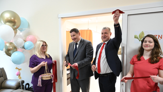 Dainis Širovs un Egils Helmanis pārgriež svinīgo lenti 12.04.2024.