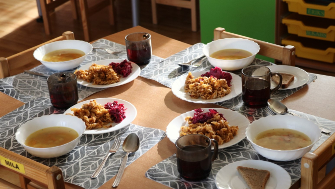 Ēdināšana bērnudārzs zupa