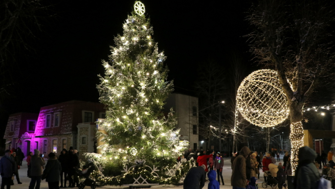 Ogrē iedegta lielā Ziemassvētku egle