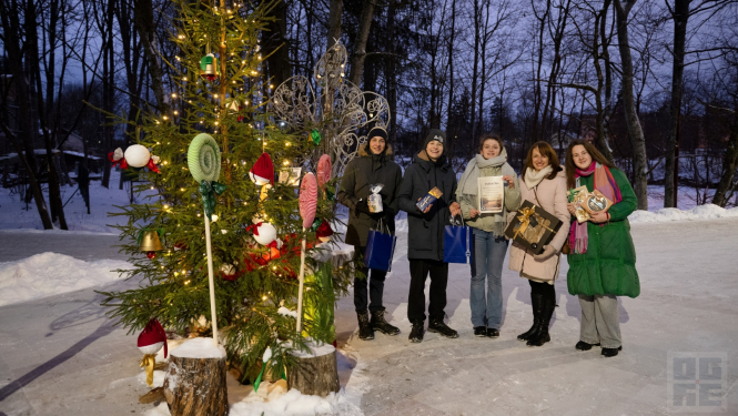 Ogres jauniešu iniciatīvas biedrība TALANTU KALVE pie izrotātās eglītes
