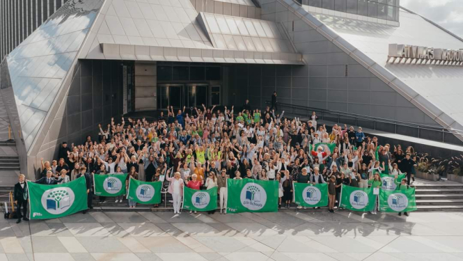 Ekoskolu skolēni pie Latvijas Nacionālās bibliotēkas 2024