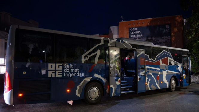 Liels, krāsains ar uzrakstu Ogre elektroautobuss 23.08.2024.