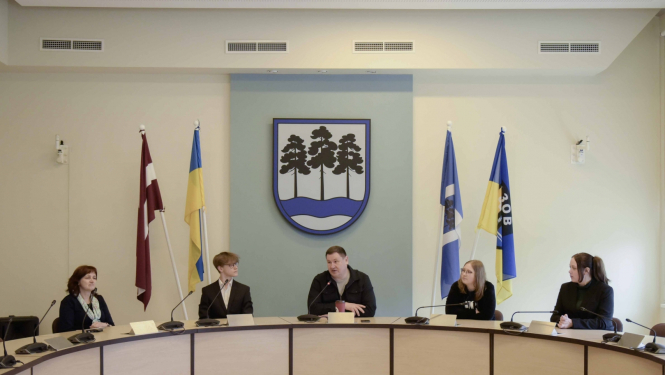 Jaunieši kā Egila Helmaņa ēnas ēnu dienā