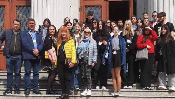  Ogres Valsts ģimnāzijas komanda piedalās Erasmus projektā Rumānijā un diskutē par veiksmīgas nākotnes izvēli