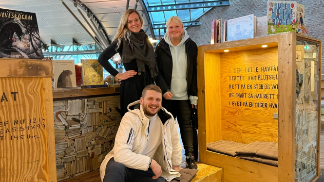 Ogres novada Izglītības pārvaldes pārstāvji Dace Veiliņa, Aleksejs Solovjovs un Zita Bērziņa-Igaune Tonsbergas bibliotēkā